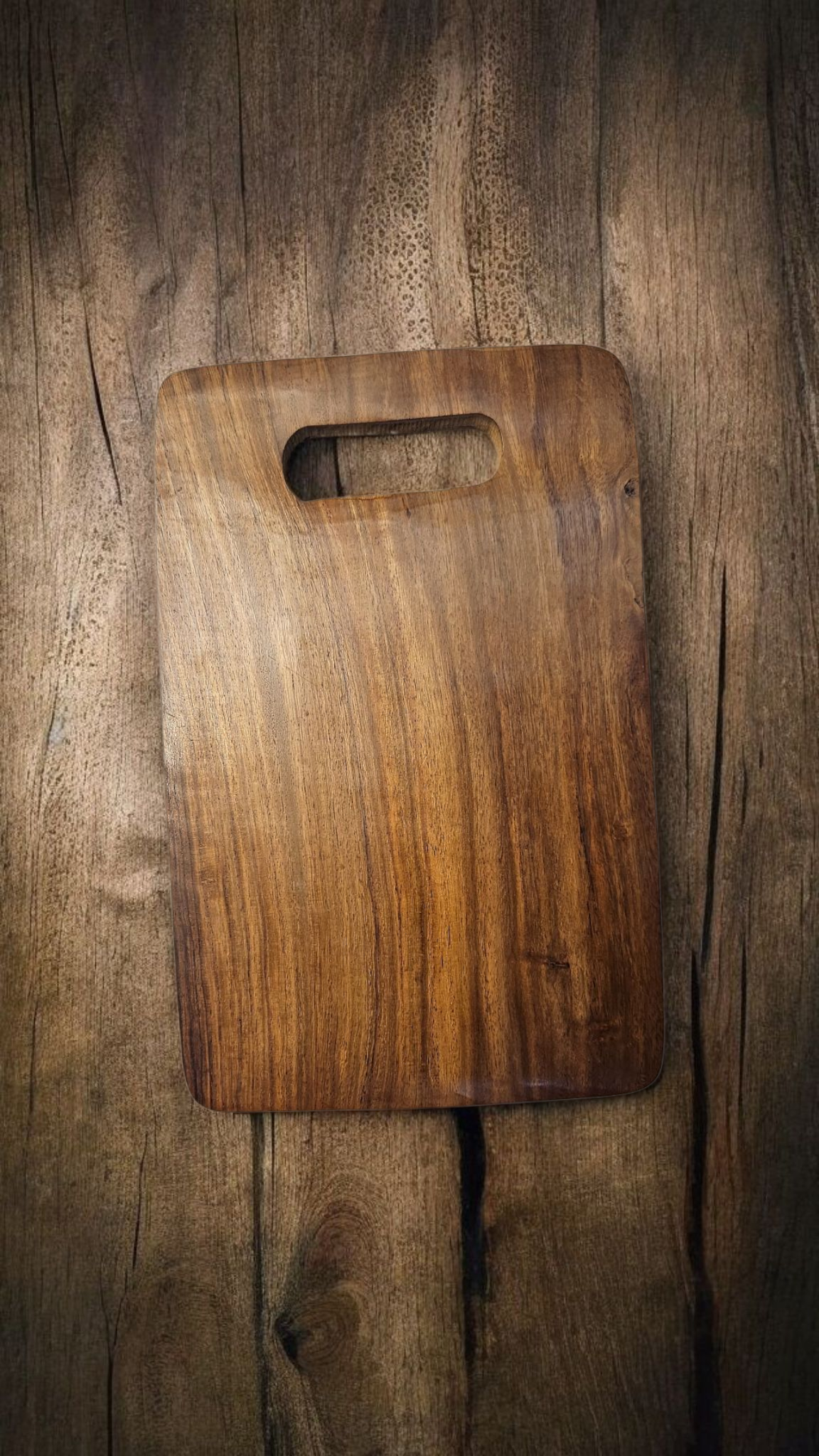 Close-up of Sheesham Wood cutting board with natural grain